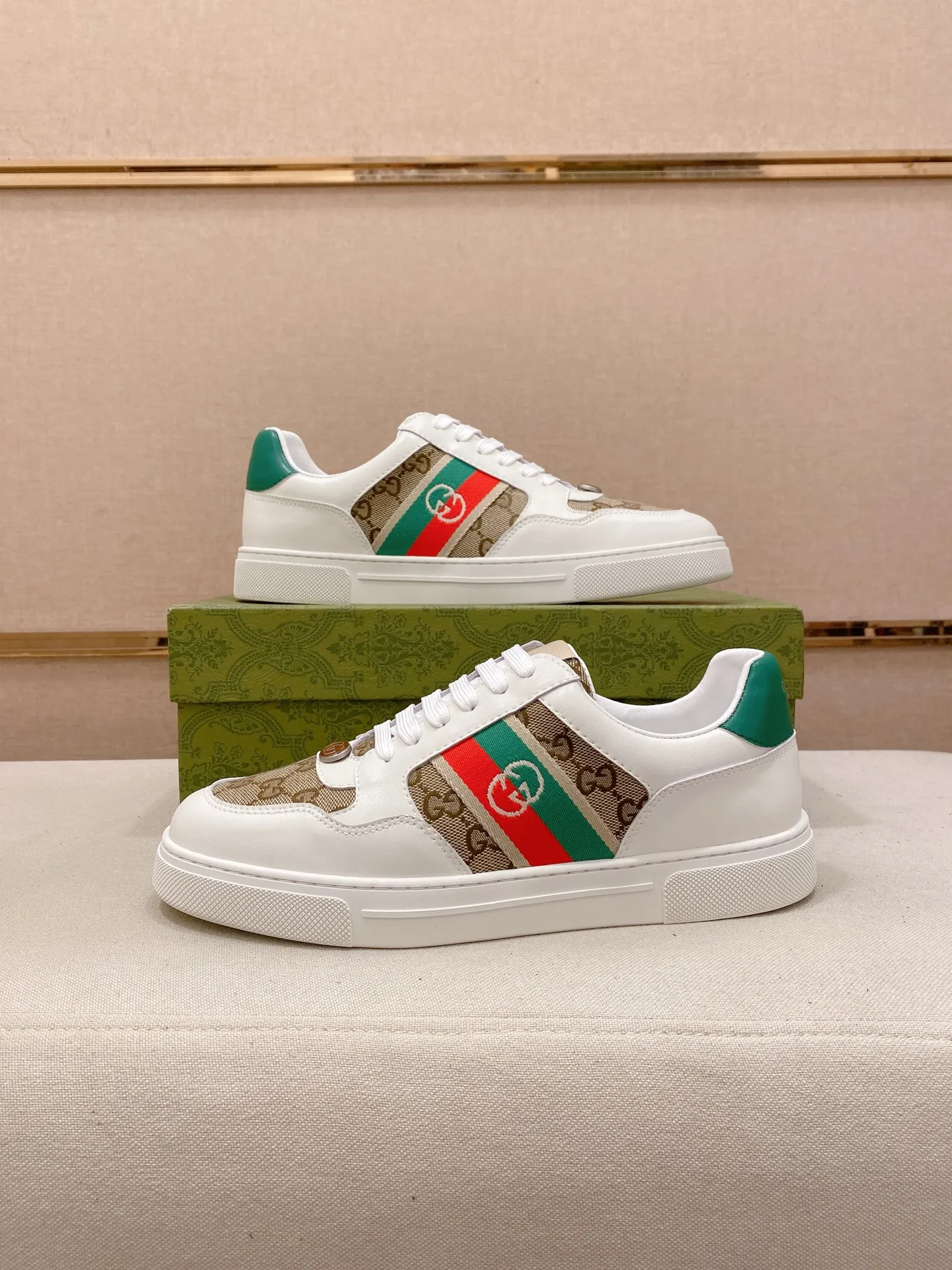Factory price: 420💰 (GUCCI) The latest model from the official website 🎁🎁Casual and fashionable men's shoes👟, hot style 💥The version is simple and elegant, exclusive for trendy men. Unique official website latest brand elements 👑Gucci original decoration, fashionable and generous, the fabric is original cowhide ✅sheepskin lining, the official website specifies wear-resistant casual outsole, the classic model is taken in kind at the counter🎬38-44 (45 is not returned or exchanged)